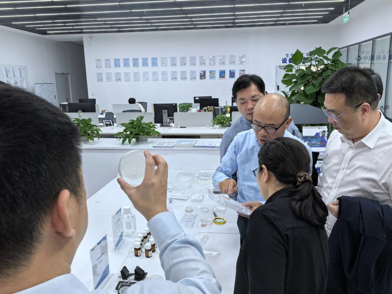 安庆市卫健委党组书记、主任张贤惜一行莅临华源再生医学参观考察